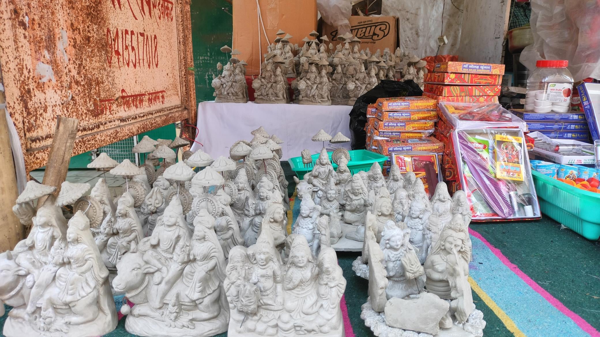 भूतनाथ बाजार में सजी शिव परिवार और शृंगार के सामान की दुकान। स्रोत ः स्वयं