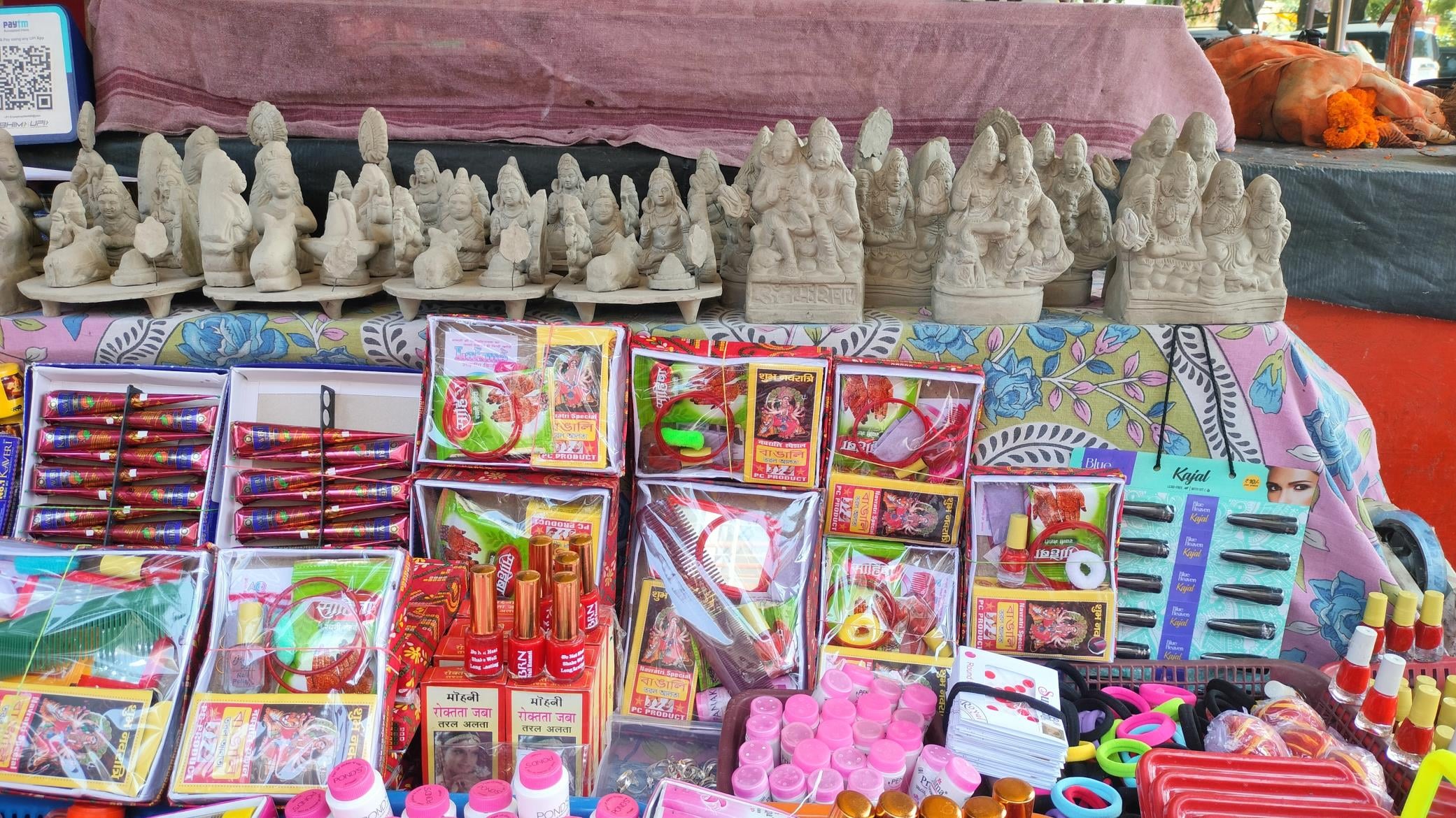 भूतनाथ बाजार में सजी शिव परिवार और शृंगार के सामान की दुकान। स्रोत ः स्वयं