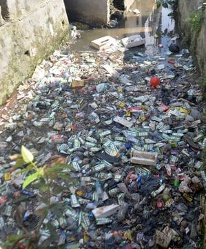 बहादुरगंज के पास से निकलने वाला नाला कूड़े से हुआ चोक। संवाद