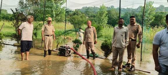 बेला पंचायत में घरों के समीप संपर्क मार्ग पर जमा पानी।जागरूक पाठक।