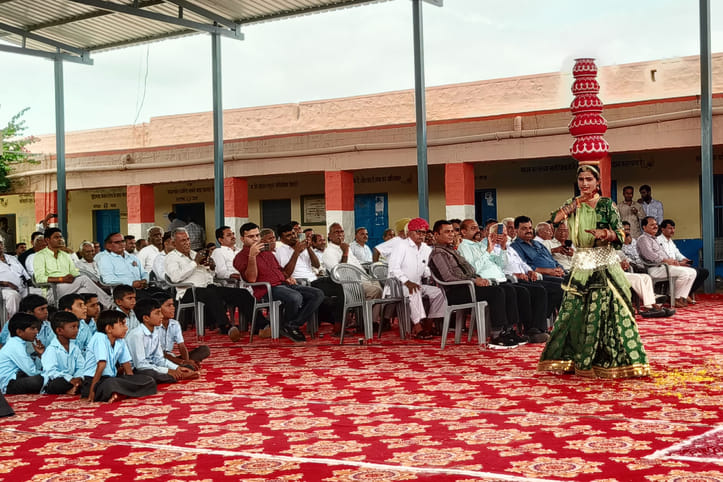 धोती-कुर्ता पहनकर पहुंचे छात्र, 90 साल के शिक्षक ने दी शिक्षा