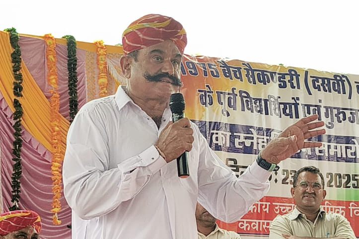 धोती-कुर्ता पहनकर पहुंचे छात्र, 90 साल के शिक्षक ने दी शिक्षा