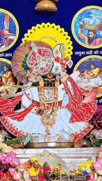 चित्तौड़गढ़ जिले के श्री सांवलियाजी मंदिर में रविवार को एक भक्त ने चांदी का बॉक्स भेंट किया। वह चित्तौड़गढ़ जिले के श्री सांवलियाजी मंदिर में रविवार को एक भक्त ने चांदी का बॉक्स भेंट किया। वह