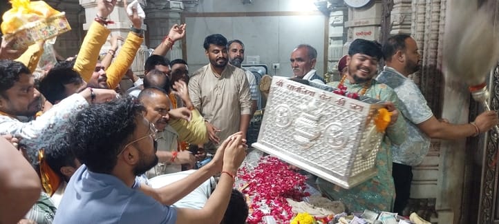 चित्तौड़गढ़ जिले के श्री सांवलियाजी मंदिर में रविवार को एक भक्त ने चांदी का बॉक्स भेंट किया। वह चित्तौड़गढ़ जिले के श्री सांवलियाजी मंदिर में रविवार को एक भक्त ने चांदी का बॉक्स भेंट किया। वह