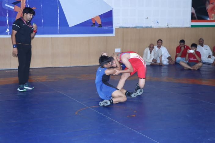 छोटूराम स्टेडियम में आयोजित इंटर अखाड़ा प्रतियोगिता में दांव पेंच लगाते पहलवान। संवाद छोटूराम स्टेडियम में आयोजित इंटर अखाड़ा प्रतियोगिता में दांव पेंच लगाते पहलवान। संवाद