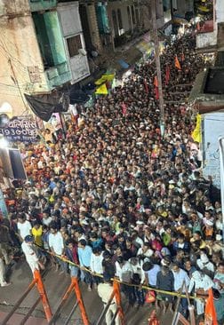 फोटो 16 सीकेटीपी-1- परिचय- भदई अमावस्या पर जयकारा लगाते हुए परिक्रमा करते भक्त। संवाद फोटो 16 सीकेटीपी-1- परिचय- भदई अमावस्या पर जयकारा लगाते हुए परिक्रमा करते भक्त। संवाद
