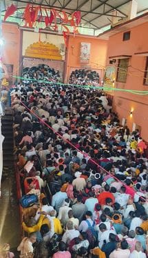 फोटो 16 सीकेटीपी-1- परिचय- भदई अमावस्या पर जयकारा लगाते हुए परिक्रमा करते भक्त। संवाद फोटो 16 सीकेटीपी-1- परिचय- भदई अमावस्या पर जयकारा लगाते हुए परिक्रमा करते भक्त। संवाद