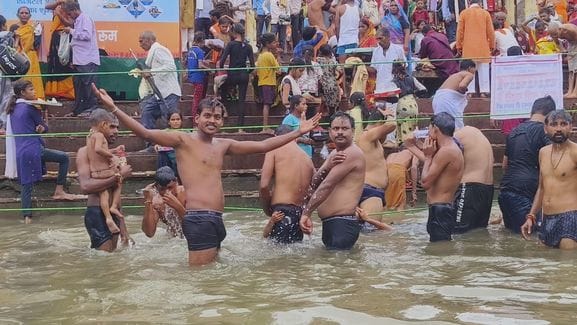 फोटो 16 सीकेटीपी-1- परिचय- भदई अमावस्या पर जयकारा लगाते हुए परिक्रमा करते भक्त। संवाद फोटो 16 सीकेटीपी-1- परिचय- भदई अमावस्या पर जयकारा लगाते हुए परिक्रमा करते भक्त। संवाद