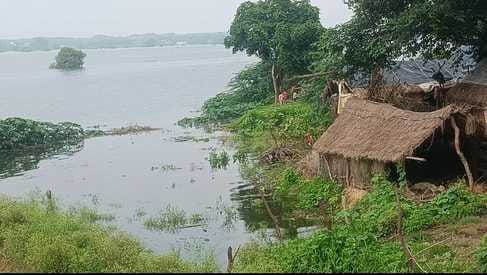 फोटो 20::: भारेश्वर महादेव मंदिर के रास्ते पर पहुंचा चंबल का पानी। संवाद फोटो 20::: भारेश्वर महादेव मंदिर के रास्ते पर पहुंचा चंबल का पानी। संवाद