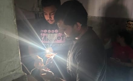-फोटो 71 : बिजली न होने के चलते अंधेरे में बैठकर गते से हवा करते मरीज। संवाद -फोटो 71 : बिजली न होने के चलते अंधेरे में बैठकर गते से हवा करते मरीज। संवाद