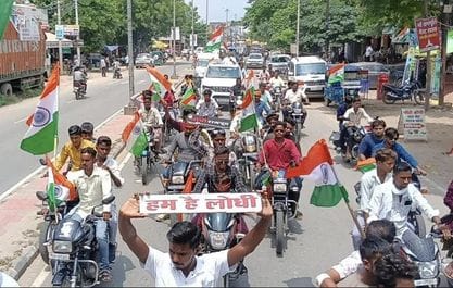 फोटो नंबर 20-फतेहपुर चौरासी के चंद्रिकाखेड़ा में अमर शहीद गुलाब सिंह लोधी की प्रतिमा पर माल्यार