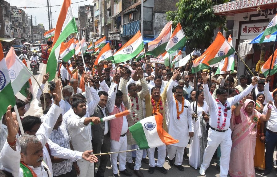 फोटो नंबर 20-फतेहपुर चौरासी के चंद्रिकाखेड़ा में अमर शहीद गुलाब सिंह लोधी की प्रतिमा पर माल्यार