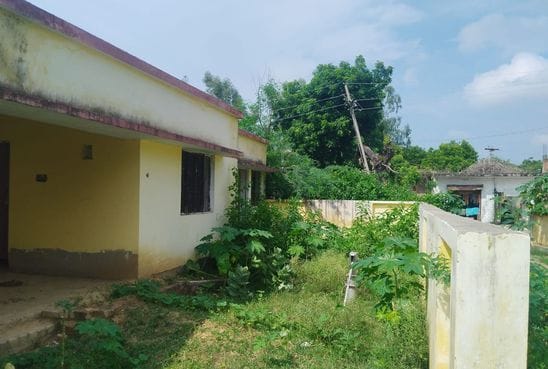 फोटो नंबर-3- संदाना पीएचसी में लटकता ताला। संवाद