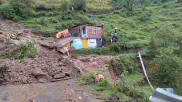 गागला में हुआ भूस्खलन। स्रोत : जागरूक पाठक गागला में हुआ भूस्खलन। स्रोत : जागरूक पाठक