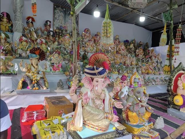 गणेश उत्सव नजदीक आते ही राजधानी के बाजारों में रौनक चरम पर है।
