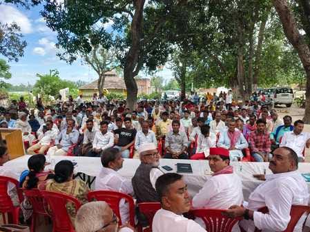 गांव हजार के रास्ते में जल भरा और कीचड़। स्रोत ग्रामीण गांव हजार के रास्ते में जल भरा और कीचड़। स्रोत ग्रामीण