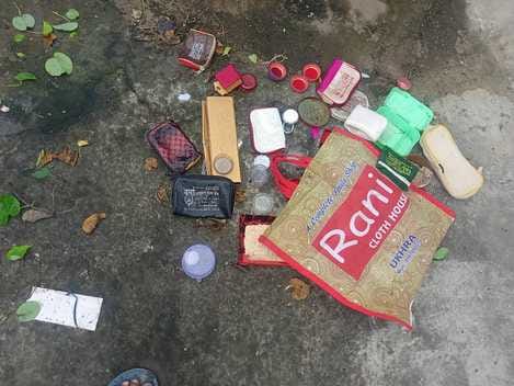 हलधरपुर थाना क्षेत्र के पहदेवाजीत गांव स्थित एक मकान में चोरी के बाद खुली आलमारी,बिखरे सामान।स