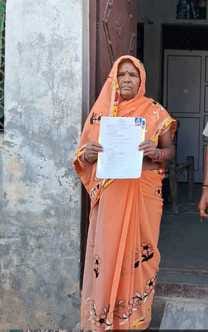 हस्तिनापुर में भवनकर की रसीद दिखाती महिला स्रोत संवाद हस्तिनापुर में भवनकर की रसीद दिखाती महिला स्रोत संवाद