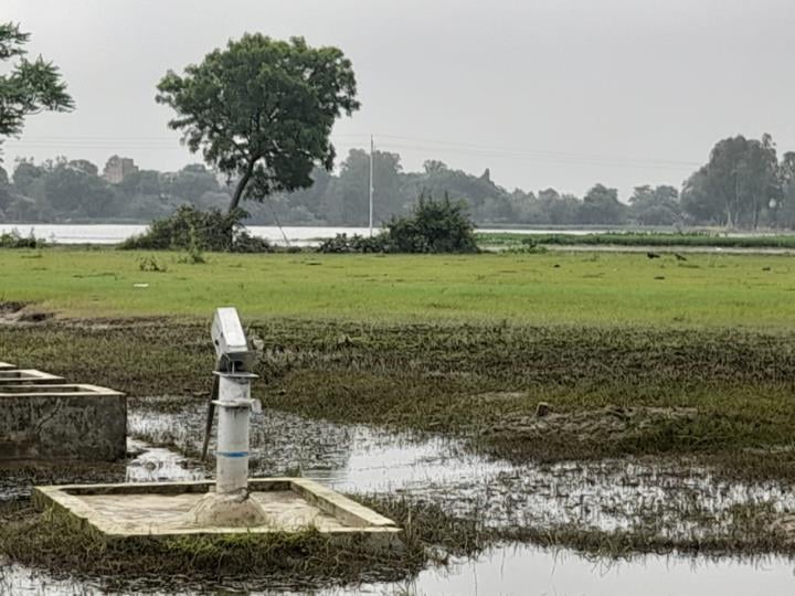 इटौंजा क्षेत्र में घट रहा बाढ़ का पानी।