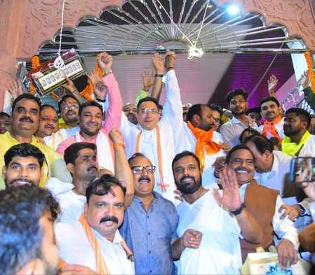 जलालाबाद में परशुराम मंदिर में केंद्रीय मंत्री जितिन प्रसाद का स्वागत करते लोग। संवाद जलालाबाद में परशुराम मंदिर में केंद्रीय मंत्री जितिन प्रसाद का स्वागत करते लोग। संवाद
