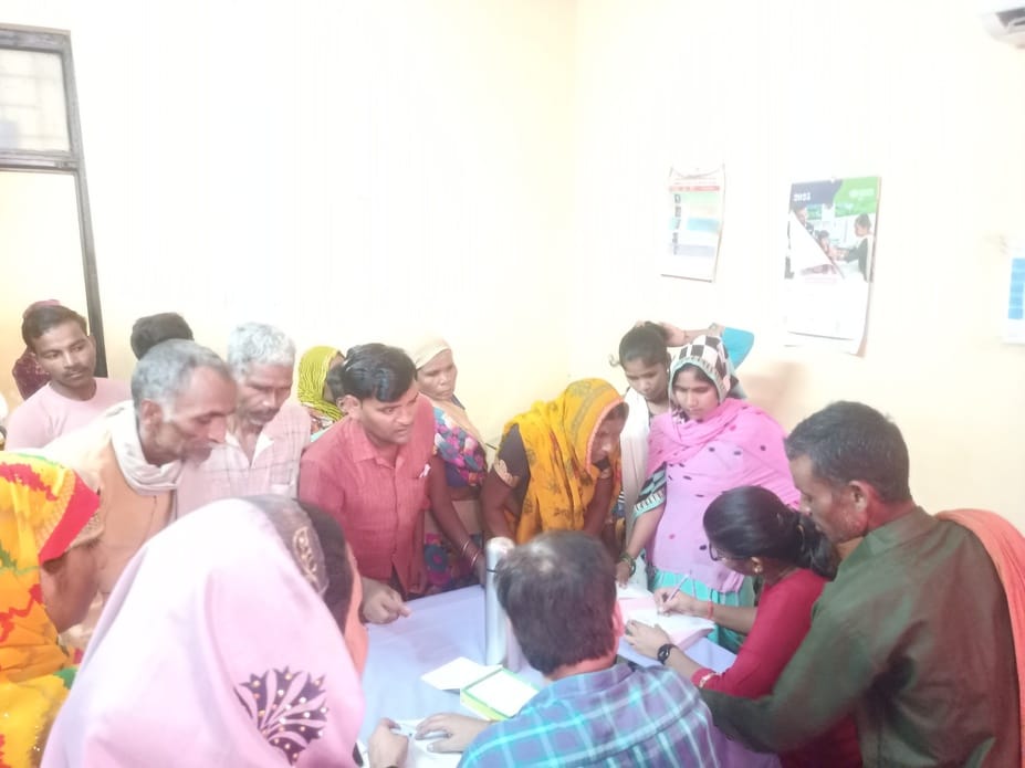 जैतीपुर सीएचसी में इलाज के लिए इंतजार करते मरीज। संवाद जैतीपुर सीएचसी में इलाज के लिए इंतजार करते मरीज। संवाद