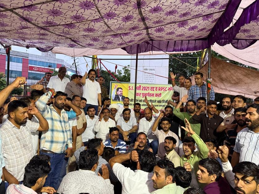 जयपुर स्थित शहीद स्मारक पर नागौर सांसद हनुमान बेनीवाल अपने समर्थकों के साथ