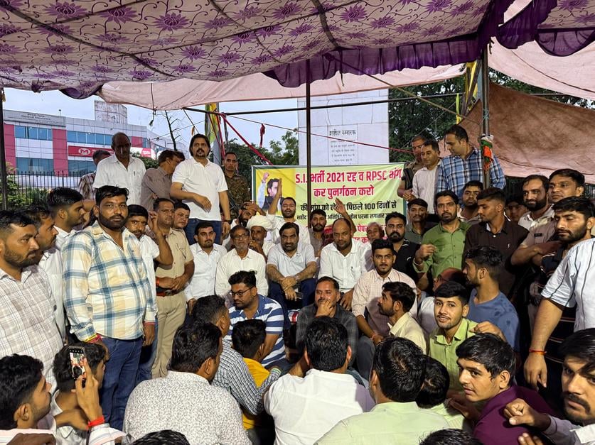 जयपुर स्थित शहीद स्मारक पर नागौर सांसद हनुमान बेनीवाल अपने समर्थकों के साथ