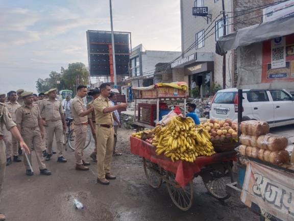 कानपुर रोड पर अभियान चलाकर सड़क किनारे खड़ी गाड़ियां और अवैध दुकानों को हटवाती सरोजनीनगर पुलिस। कानपुर रोड पर अभियान चलाकर सड़क किनारे खड़ी गाड़ियां और अवैध दुकानों को हटवाती सरोजनीनगर पुलिस।