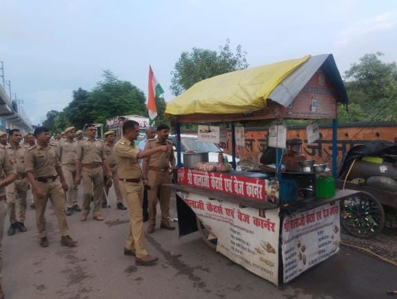 कानपुर रोड पर अभियान चलाकर सड़क किनारे खड़ी गाड़ियां और अवैध दुकानों को हटवाती सरोजनीनगर पुलिस। कानपुर रोड पर अभियान चलाकर सड़क किनारे खड़ी गाड़ियां और अवैध दुकानों को हटवाती सरोजनीनगर पुलिस।