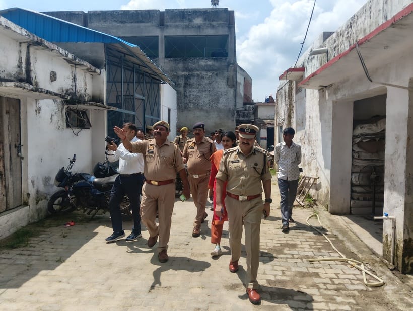 खरखौदा थाना पर पहुंचे डीआईजी थाना के बाहर छात्रों से बात करते हुए (मीडिया सेल)