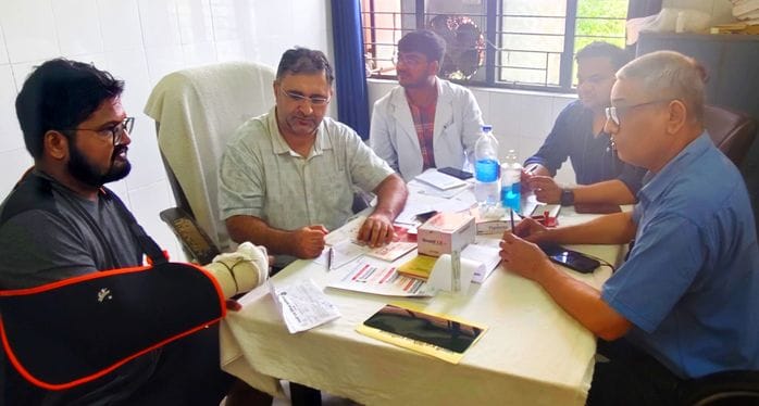 मेडिकल कॉलेज में हड्डी विभाग की ओपीडी के बाहर लगी मरीजों की भीड़।    संवाद
