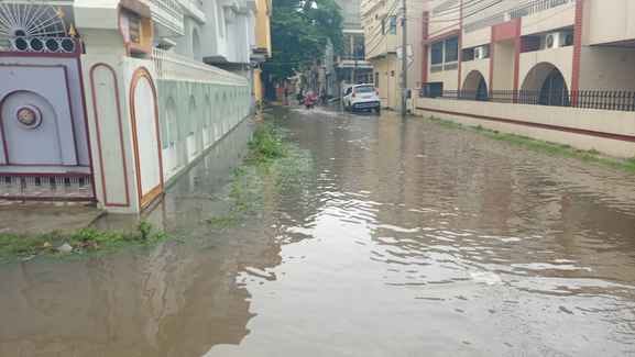 नगर के जापलिनगंज मोहल्ला में सड़क पर लगा बारिश का पानी तथा उससे होकर गुजरती युवती।संवाद नगर के जापलिनगंज मोहल्ला में सड़क पर लगा बारिश का पानी तथा उससे होकर गुजरती युवती।संवाद