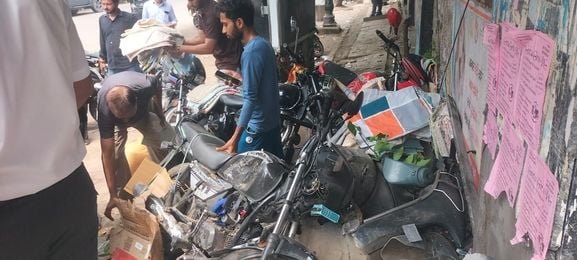 रोहतक स्थित महावीर पार्क के पास हुए सड़क हादसे के बाद जांच करती पुलिस की टीम। संवाद