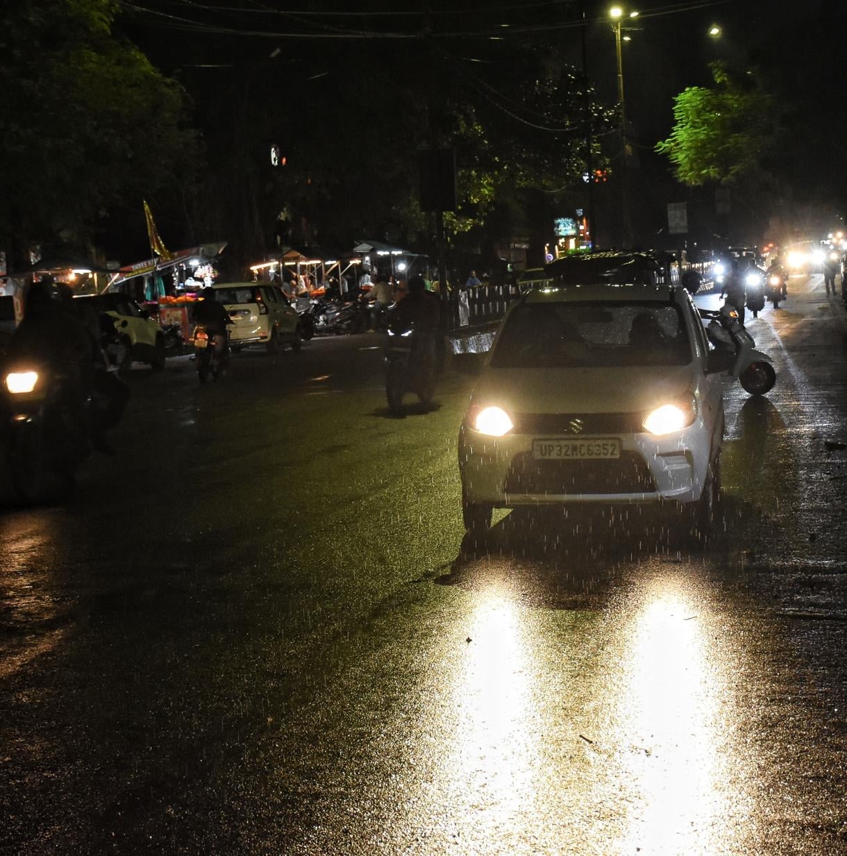 राजधानी में शनिवार रात सीतापुर रोड समेत कई इलाकों में बारिश हुई। राजधानी में शनिवार रात सीतापुर रोड समेत कई इलाकों में बारिश हुई।