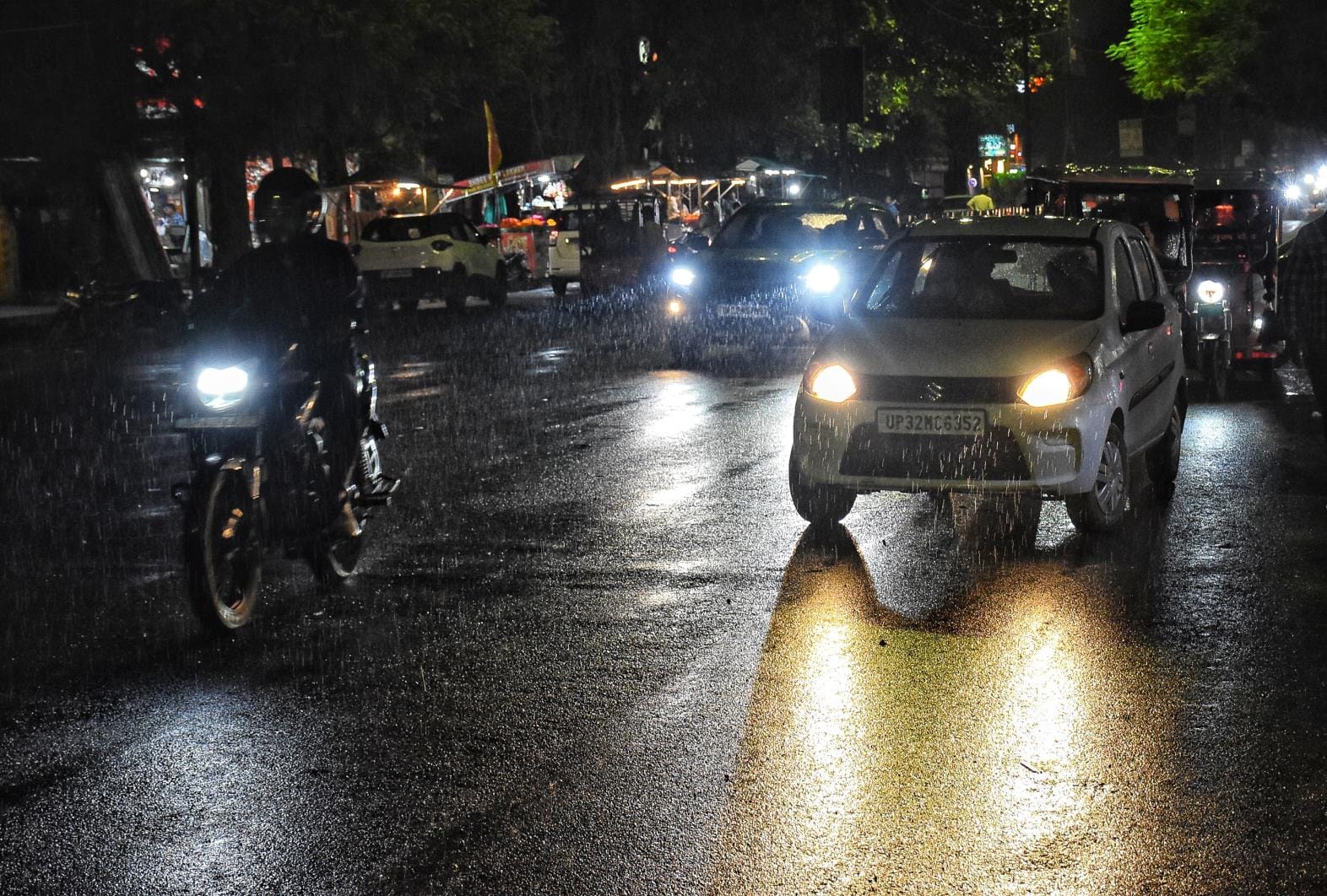 राजधानी में शनिवार रात सीतापुर रोड समेत कई इलाकों में बारिश हुई। राजधानी में शनिवार रात सीतापुर रोड समेत कई इलाकों में बारिश हुई।