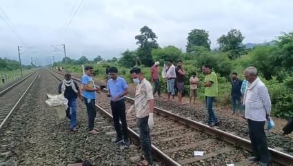 रेलवे पटरी पर मिला युवक-युवती का शव, मची सनसनी