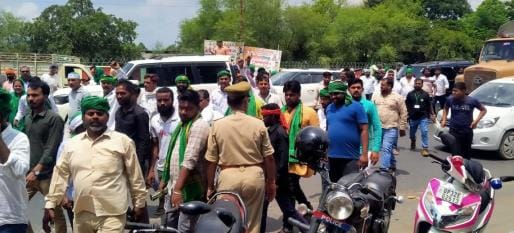 सरोजनीनगर थाने के बाहर प्रदर्शन करते भाकियू लोकतांत्रिक के कार्यकर्ता। सरोजनीनगर थाने के बाहर प्रदर्शन करते भाकियू लोकतांत्रिक के कार्यकर्ता।