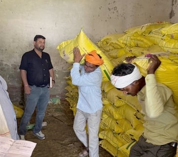 शनिवार को मलिहाबाद के रहीमाबाद, कहला, दौलतपुर, खड़ता समिति सहित कई जगह खाद पहुंची । वहीं खाद ले