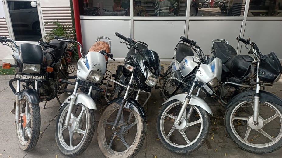 थाना सिविल लाइन पुलिस ने चोरी की बाइक के साथ पकड़े आरोपी फोटो संवाद