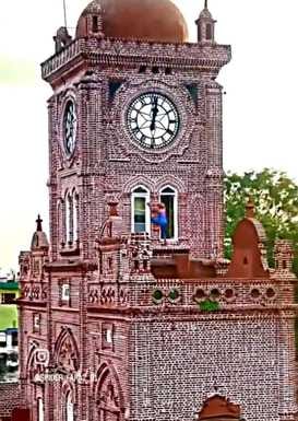थाना देहली गेट पुलिस द्वारा स्पाइडर-मैन की ड्रेस पहनकर घंटाघर की दीवार पर खड़ा होकर रील बनाने व