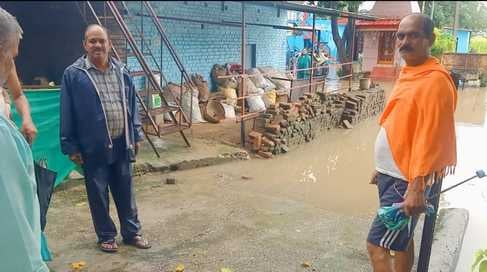 धंधडी पंचातय बारिश से लोगों के घरों में घुसा पानी। संवाद धंधडी पंचातय बारिश से लोगों के घरों में घुसा पानी। संवाद