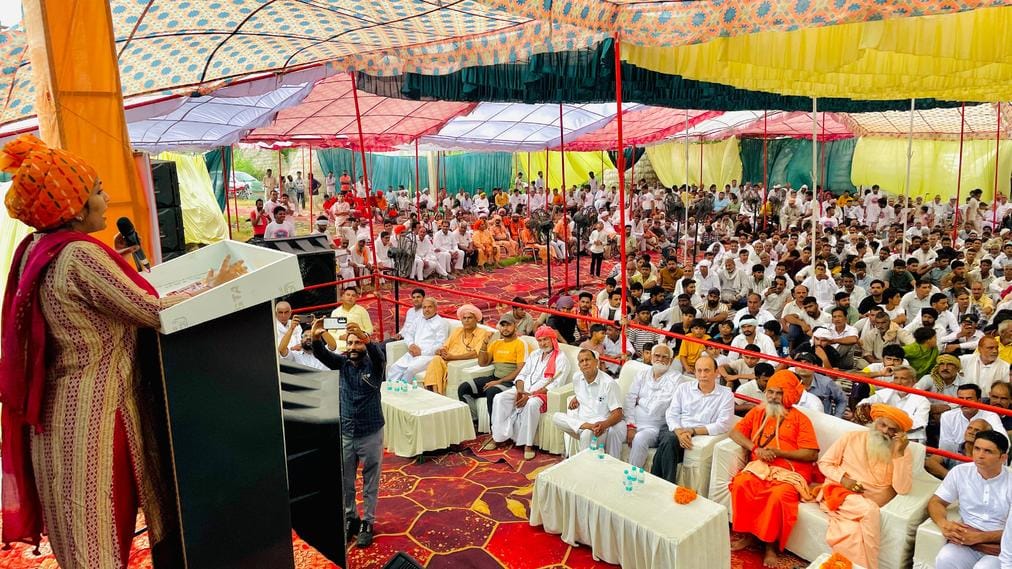 18 कैथल। गुहला के हरिगढ़ किंगन गांव में आयोजित कार्यक्रम के तहत रथ में सवार एसपी आस्था मोदी। प
