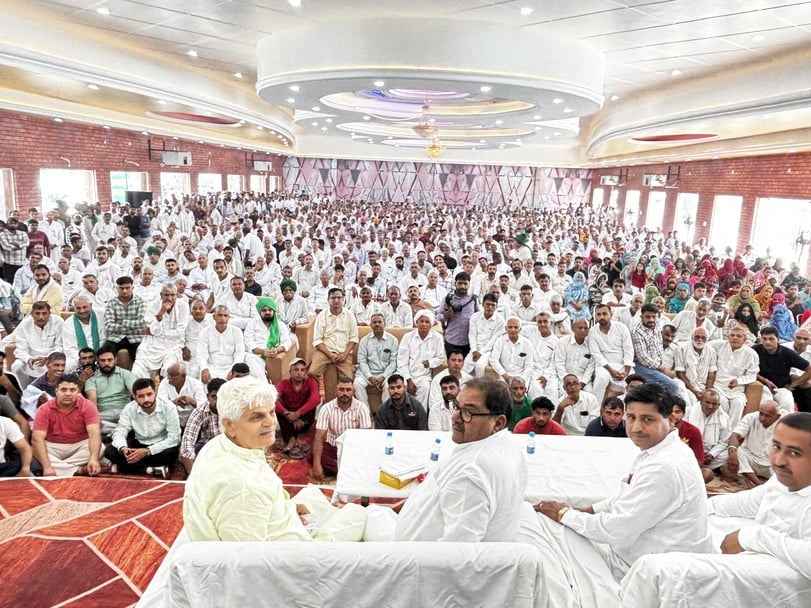 33 कलायत के बात्ता में इनेलो राष्ट्रीय अध्यक्ष अभय चौटाला व प्रदेशाध्यक्ष रामपाल माजरा को हल भे