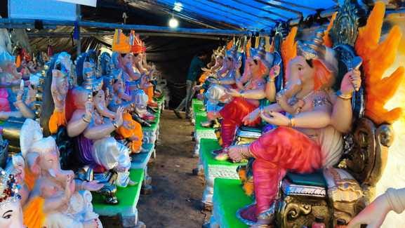 भगवान गणेश की प्रतिमा तैयार करता कारीगर। संवाद भगवान गणेश की प्रतिमा तैयार करता कारीगर। संवाद