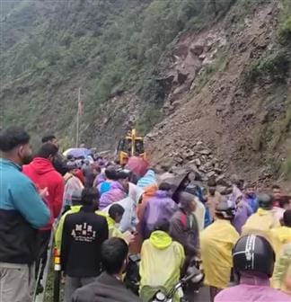 भरमौर मार्ग पर जांघी में फंसे श्रद्धालु। संवाद