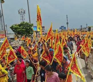 बालाजी ध्वजा यात्रा में ध्वज लेकर शामिल श्रद्धालु। स्रोत : आयोजक बालाजी ध्वजा यात्रा में ध्वज लेकर शामिल श्रद्धालु। स्रोत : आयोजक