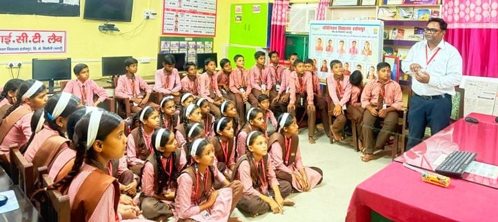 ब्लॉक जगत के प्राथमिक विद्यालय में पेटिंग के साथ बच्चे। स्रोत विभाग ब्लॉक जगत के प्राथमिक विद्यालय में पेटिंग के साथ बच्चे। स्रोत विभाग