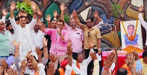 बुढ़ाना। श्रद्धाजंलि सभा में बोलते यशवीर महाराज। स्रोत आयोजक