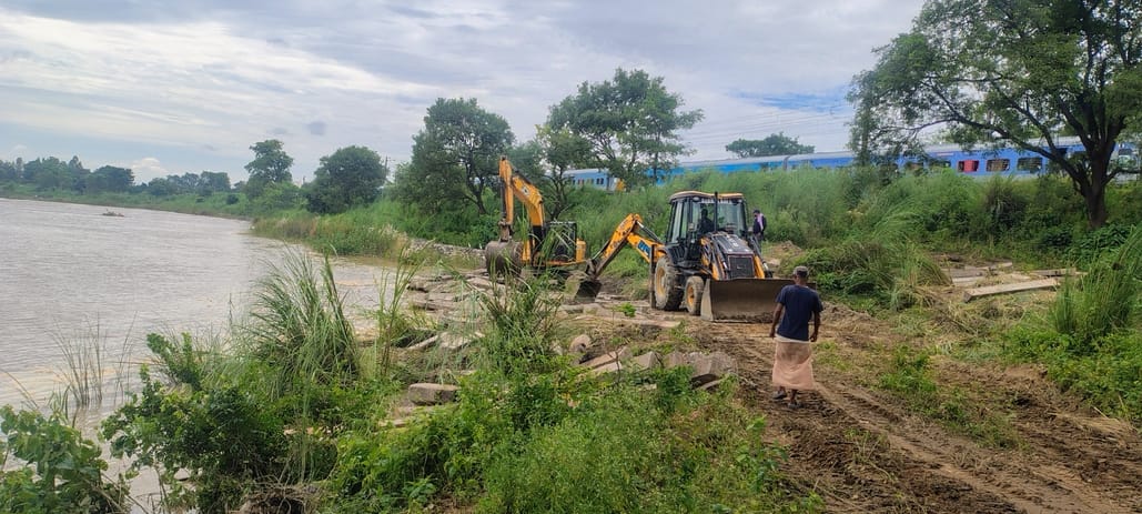 चंदक क्षेत्र में गंगा कटान से रेलवे ट्रैक को बचाने के लिए डाले गए गार्डर। संवाद