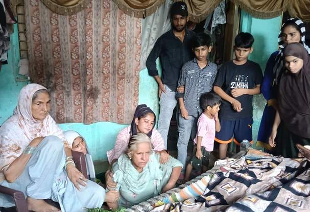 छजलैट में ईस्माइलपुर मार्ग पर करूला नदी में नहाते समय युवक के डूबने पर लगी भीड़। संवाद छजलैट में ईस्माइलपुर मार्ग पर करूला नदी में नहाते समय युवक के डूबने पर लगी भीड़। संवाद